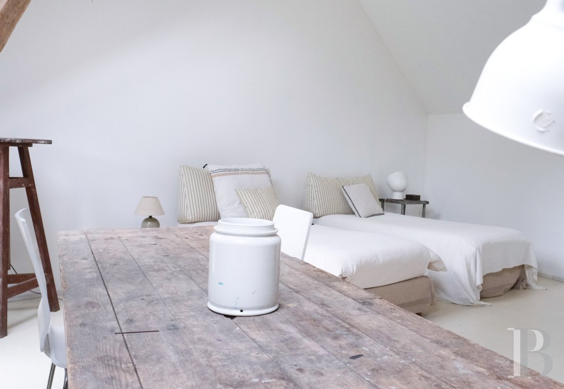 A artists' house with a cluster of small houses on the way to Le Mans - photo  n°40